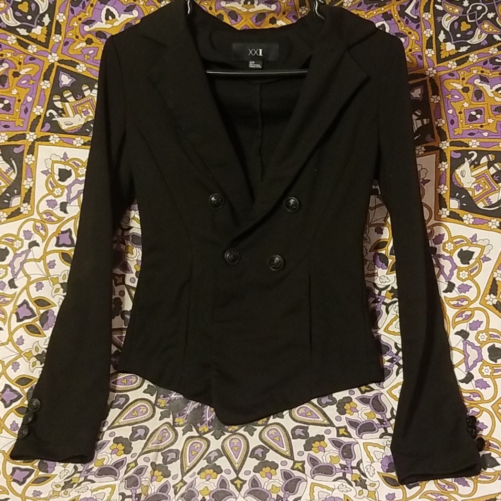 Button-Close Form-Fitting Blazer